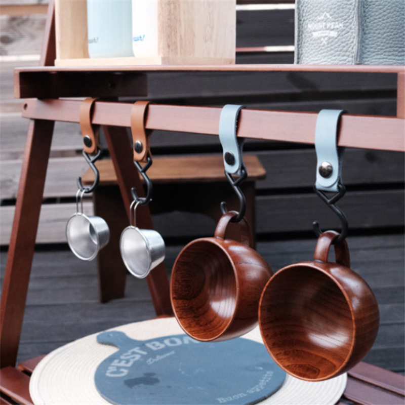 Laos S-tüüpi nahkkonks, õues kasutamiseks mõeldud telk, kaelarihmaga hoiukonks, koduköögi lauanõude organiseerimiskonks