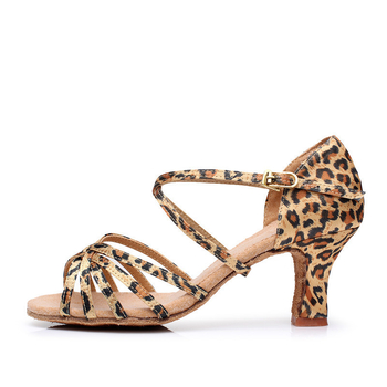 Pár dropshipping felnőtt női középmagas sarkú magas sarkú latin tánccipő szatén bőrszínű női puha talpú latin cipő raktáron