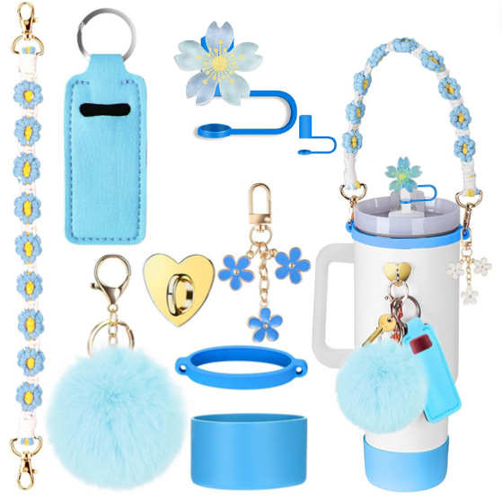 Eiropas un Amerikas 8 daļu Stenlija krūzīšu komplekts, zieds, salmu cepurīte, krūzīšu ķēdīte, rozā zieds, atslēgu kulons, plīša bumba