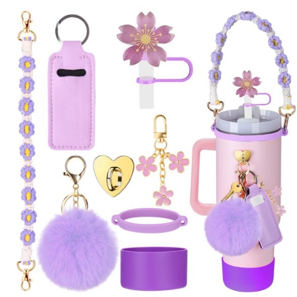 Eiropas un Amerikas 8 daļu Stenlija krūzīšu komplekts, zieds, salmu cepurīte, krūzīšu ķēdīte, rozā zieds, atslēgu kulons, plīša bumba