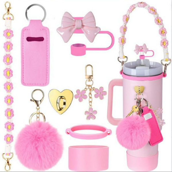 Set de 8 piese europene și americane Stanley Cup Flower Cap Cup Set Cup Lanț pentru ceașcă Floare roz Pandantiv Cheie Minge de pluș
