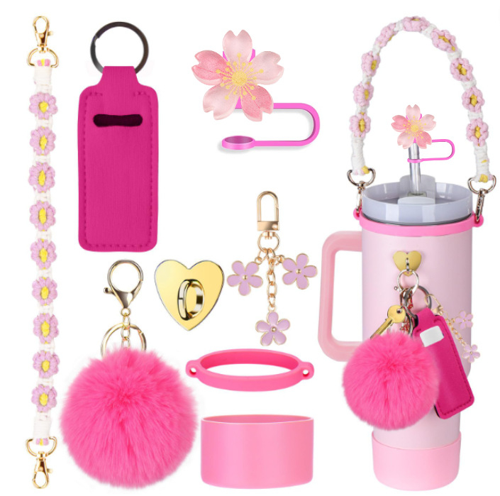 Eiropas un Amerikas 8 daļu Stenlija krūzīšu komplekts, zieds, salmu cepurīte, krūzīšu ķēdīte, rozā zieds, atslēgu kulons, plīša bumba