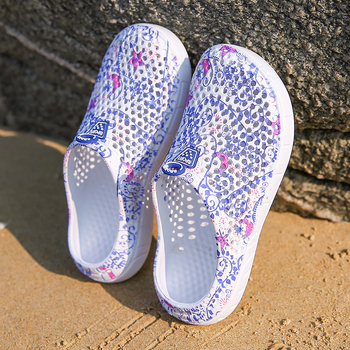 Didelio dydžio tarpvalstybinės neslystančios šlepetės moteriški raštuoti moteriški bateliai su skylutėmis vasariniai viršutiniai drabužiai pusšlepetės paplūdimio bateliai basutės moterims