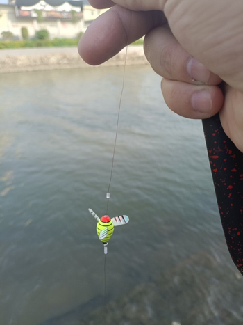 Rotējoša maza pludiņa, augstas jutības pludiņa, zivju pludiņš seklā ūdenī, pretūdens straumē, maza, balta svītra, karpu zemledus makšķerēšanai, maza zivtiņa, īpaša