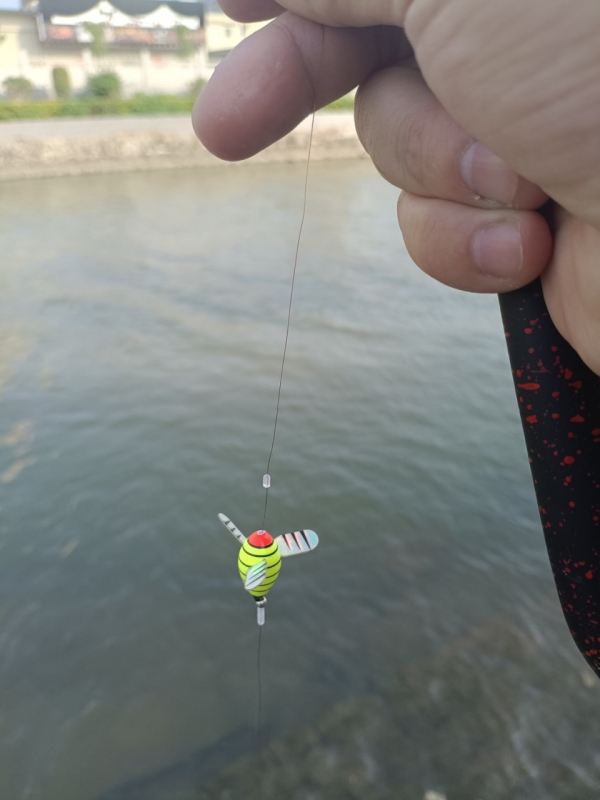 Besisukanti maža plūdė, didelio jautrumo plūdė, plūdė žuvims, sekliame vandenyje, priešvandeninė srovė, maža balta juostele, karpių žvejybai ant ledo, maža žuvis, speciali plūdė