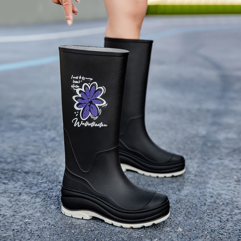 Didmeninė prekyba moteriškais guminiais batais, storu dugnu, ilgais vamzdžiais, neslystančiais, vandeniui atspariais, aukštu guminiu pamušalu, atspariais dilimui, batais virtuvei, lauko darbams.