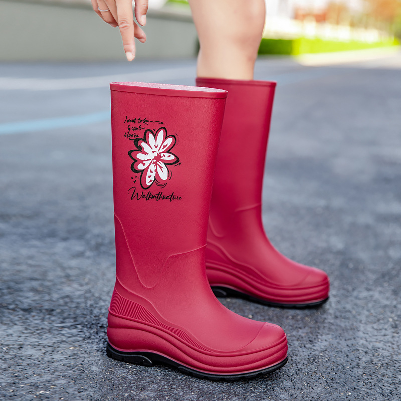 Didmeninė prekyba moteriškais guminiais batais, storu dugnu, ilgais vamzdžiais, neslystančiais, vandeniui atspariais, aukštu guminiu pamušalu, atspariais dilimui, batais virtuvei, lauko darbams.