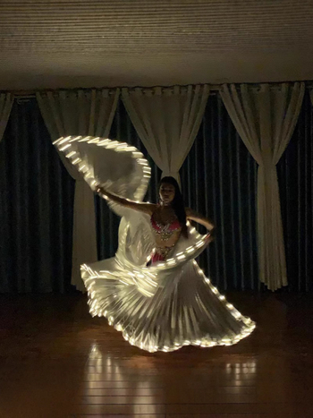 Νέα φωτεινά στηρίγματα LED με ασημί κίτρινο φως, σχισμένο ακρωτήριο, ρούχα για χορό της κοιλιάς για το Halloween