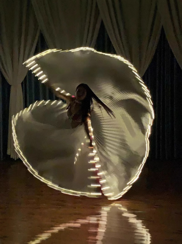 Új LED-es világító szárnyak kellékek ezüst sárga fényű osztott köpeny Halloween köpeny hastánc előadás ruházat