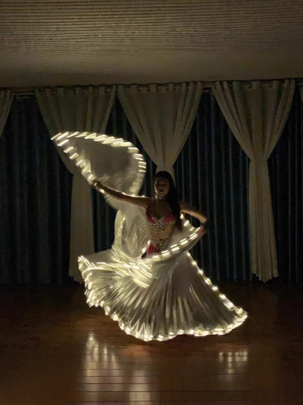 Új LED-es világító szárnyak kellékek ezüst sárga fényű osztott köpeny Halloween köpeny hastánc előadás ruházat