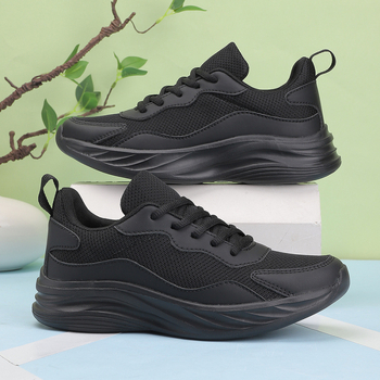 Όλα μαύρα αθλητικά παπούτσια γυναικών άνοιξης νέα mesh αναπνεύσιμα casual παπούτσια τρεξίματος δερμάτινα παπούτσια εργασίας 42 μεγάλο μέγεθος εξωτερικού εμπορίου