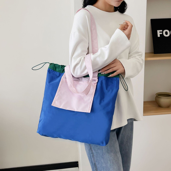 2024 m. naujo stiliaus raišteliu užsegamas spalvų derinimo didelės talpos pirkinių drobės krepšys, universalus pečių krepšys, atsparus vandeniui prekybos centro pirkinių krepšys, yra sandėlyje.