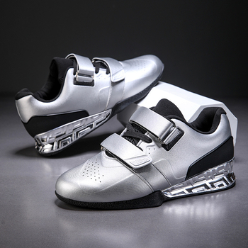 Vyriški profesionalūs sunkumų kilnojimo batai, skirti įvairiapusiškam treniruočių batui, skirti kietai tempiamiems batams, skirti pritūpimams ir jėgos pratimams.