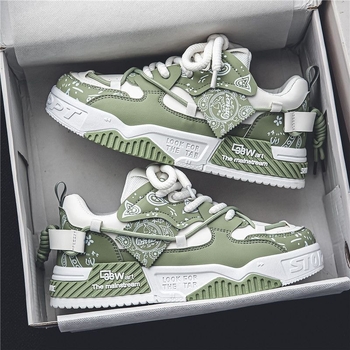 Férfi cipők 2025 Új tavaszi, minden mérkőzésre alkalmas alkalmi board cipő fiúknak Niche eredeti robbanások vastag talpú sport Torre divatos cipők