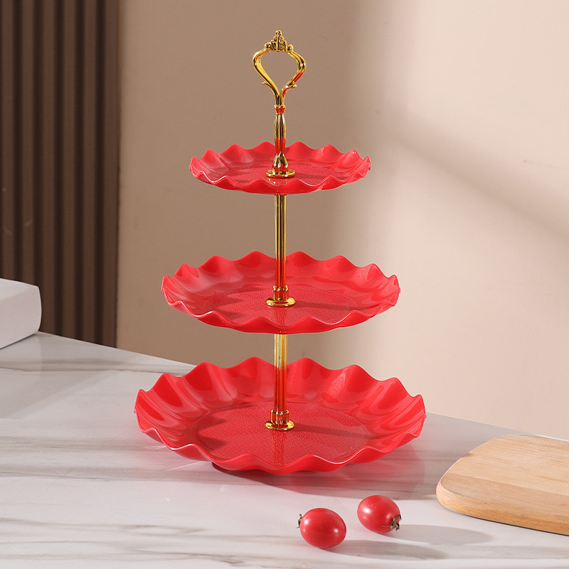 Euroopa stiilis plastmassist mitmekihiline puuviljataldrik, elutoa kohvilaud, kommitaldrik, esiküljel olev koogirest, kolmekihiline magustoidulaua kaunistused