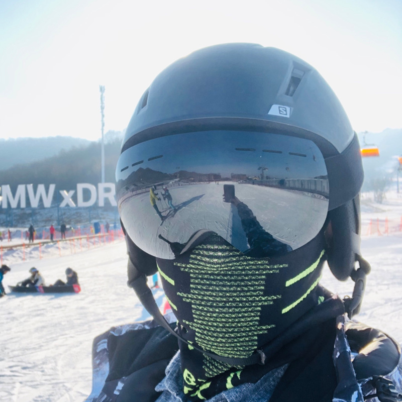 Dideli, sferiniai, dvisluoksniai, profesionalūs, nerasojantys, vyriški slidinėjimo akiniai, skirti alpinizmui ir jojimui sniegu, atsparūs vėjui, neakinantiems ir atspindintiems akiniams.