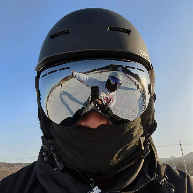 Dideli, sferiniai, dvisluoksniai, profesionalūs, nerasojantys, vyriški slidinėjimo akiniai, skirti alpinizmui ir jojimui sniegu, atsparūs vėjui, neakinantiems ir atspindintiems akiniams.