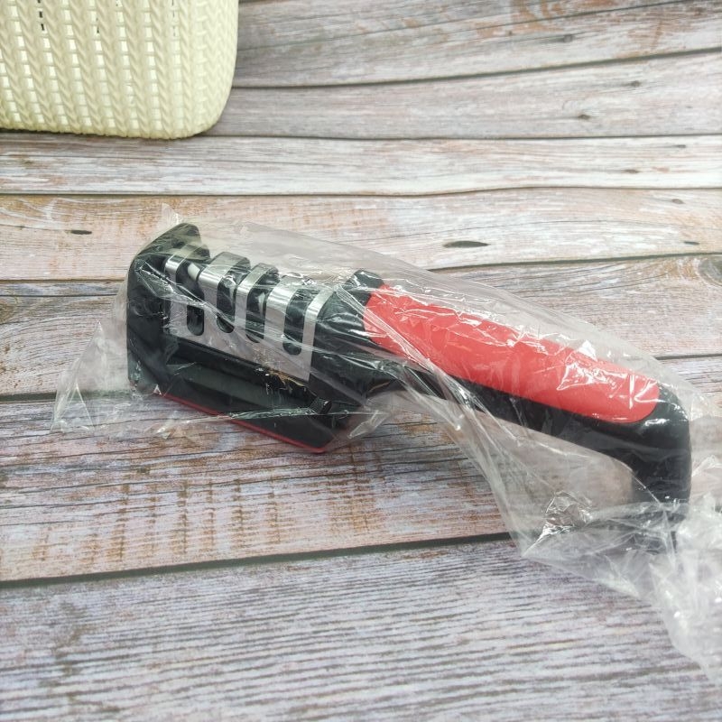 Noa teritamine volframterasest kolmeastmeline terituskivi majapidamisköögi noa teritaja artefakti terituskivi käsitsi kiire teritamise tööriist