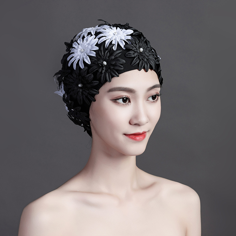 Moteriška ilgaplaukė plaukimo kepuraitė „Instagram“ stiliaus, juodai balta, trimatė, gėlė, madinga, rankomis siūta, didelio dydžio, ausis apsauganti plaukimo kepuraitė