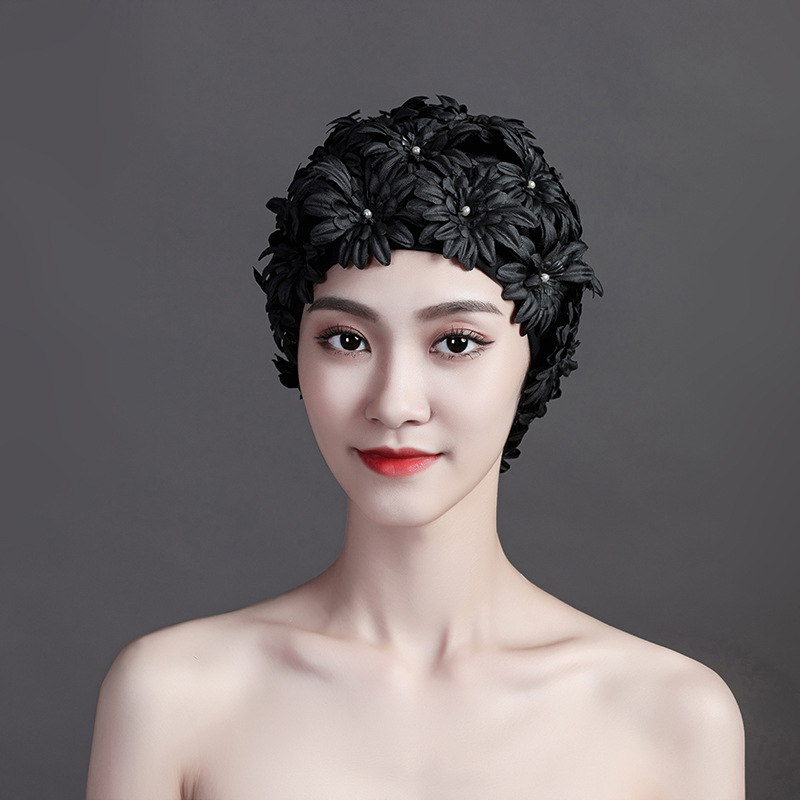 Moteriška ilgaplaukė plaukimo kepuraitė „Instagram“ stiliaus, juodai balta, trimatė, gėlė, madinga, rankomis siūta, didelio dydžio, ausis apsauganti plaukimo kepuraitė