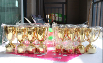 Maza zelta krūzīte, zelta vīriņš, nav sudraba krūzīte, zelta plastmasas trofeja, bērnudārza balva, bērnu izglītības piederumi, klasesbiedriem