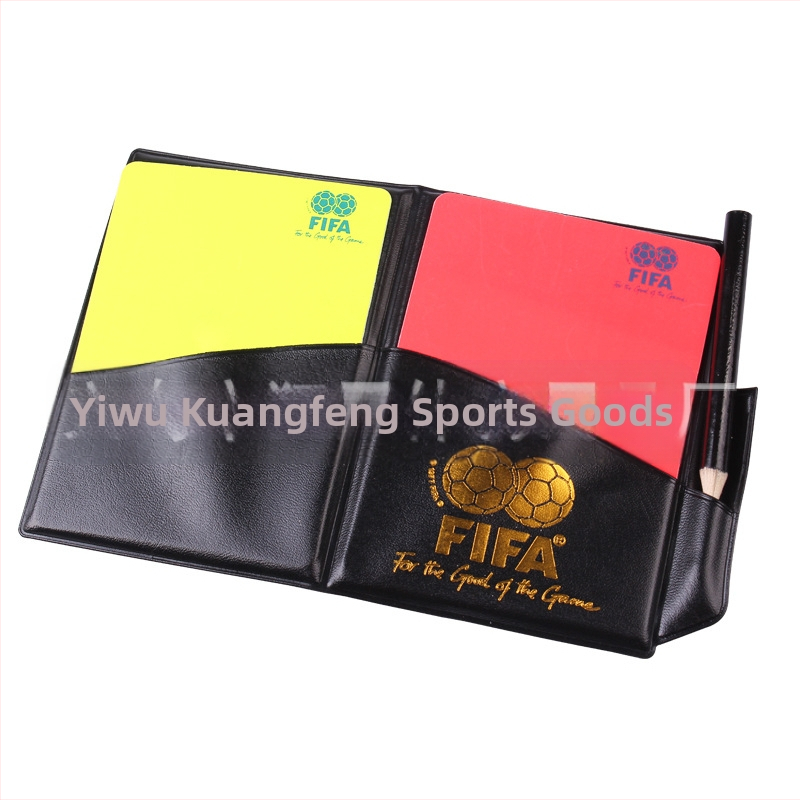 Производителите доставят инструменти за съдии с червени и жълти картони за футболни мачове, за да изпращат моливи за запис на хартия