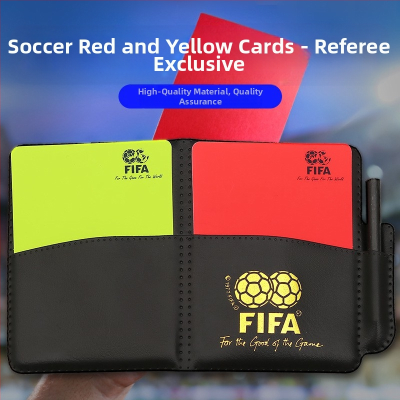 Производителите доставят инструменти за съдии с червени и жълти картони за футболни мачове, за да изпращат моливи за запис на хартия