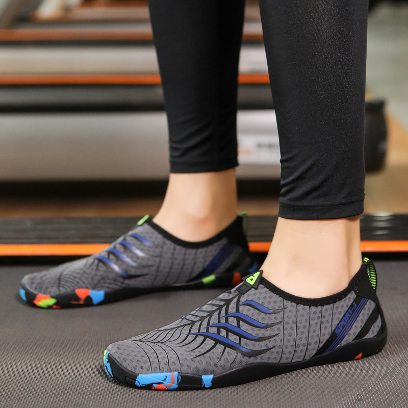 Piiriülesed meeste ja naiste Traceway jalanõud siseruumides kasutatavad fitnessjalanõud paaridele mõeldud õues kasutamiseks mõeldud kahlamisjalanõud pehme tallaga nahale kleepuvad ujumis- ja kiiresti kuivavad rannajalanõud