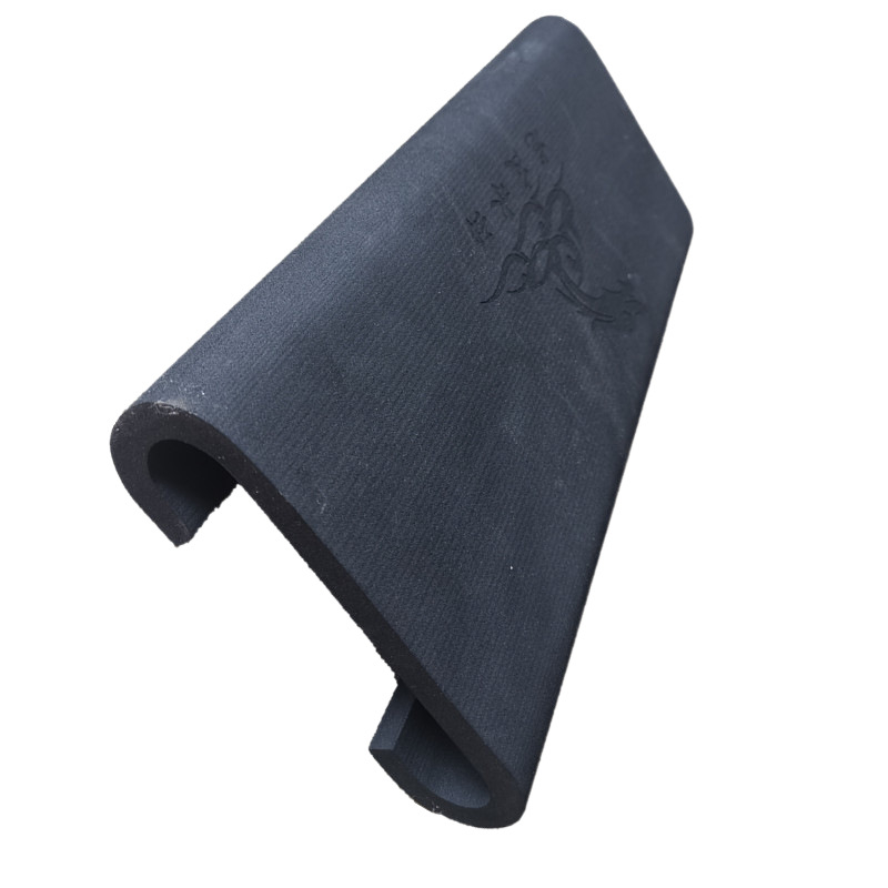 Черна гъба EVA тренировъчна възглавница за защита на лодка дракон, процес на рязане на тел, интегрирана външна U-образна долна подложка