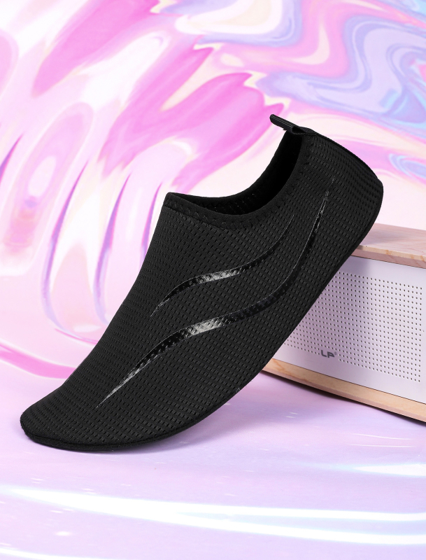 Piiriülesed meeste ja naiste jälgimisjalatsid, sise- ja välistingimustes kasutatavad jalanõud, paaride välistingimustes kasutatavad kahlamisjalatsid, nahatundlikud ujumisjalatsid, kiiresti kuivavad rannajalatsid