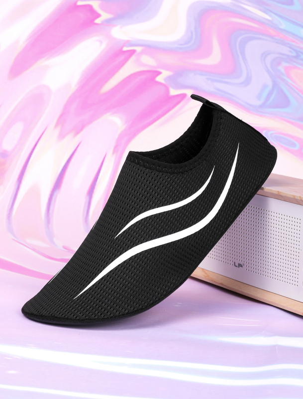 Piiriülesed meeste ja naiste jälgimisjalatsid, sise- ja välistingimustes kasutatavad jalanõud, paaride välistingimustes kasutatavad kahlamisjalatsid, nahatundlikud ujumisjalatsid, kiiresti kuivavad rannajalatsid