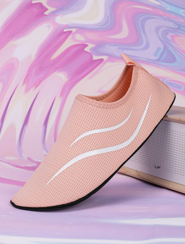 Piiriülesed meeste ja naiste jälgimisjalatsid, sise- ja välistingimustes kasutatavad jalanõud, paaride välistingimustes kasutatavad kahlamisjalatsid, nahatundlikud ujumisjalatsid, kiiresti kuivavad rannajalatsid