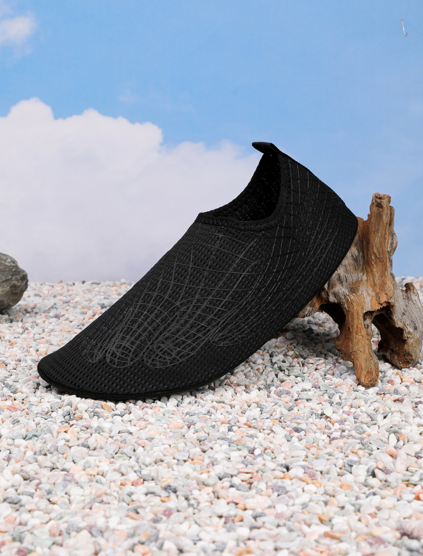 Piiriülesed meeste ja naiste jälgimisjalatsid, sise- ja välistingimustes kasutatavad jalanõud, paaride välistingimustes kasutatavad kahlamisjalatsid, nahatundlikud ujumisjalatsid, kiiresti kuivavad rannajalatsid