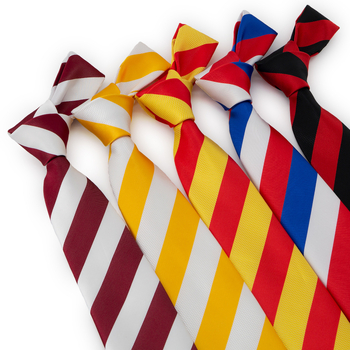 Paruoštas vyriško dryžuoto kaklaraiščio, 8 cm, raudono, balto, geltono ir mėlyno spalvų kostiumo tiekimas. Universalus, stilingas, oficialus, profesionalus, madingas drabužis.