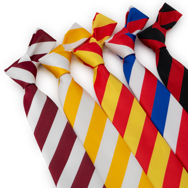 Paruoštas vyriško dryžuoto kaklaraiščio, 8 cm, raudono, balto, geltono ir mėlyno spalvų kostiumo tiekimas. Universalus, stilingas, oficialus, profesionalus, madingas drabužis.