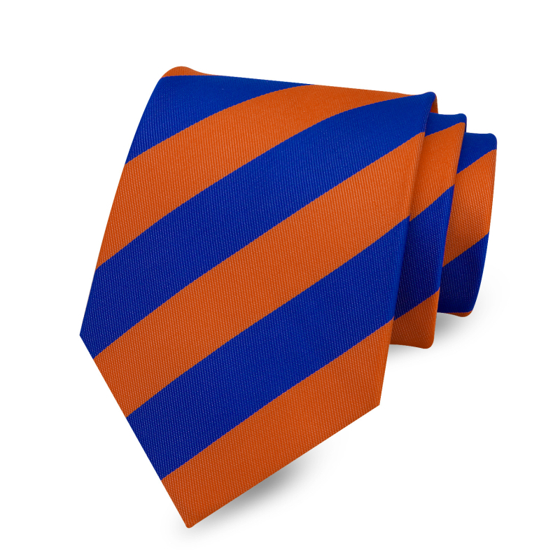 Paruoštas vyriško dryžuoto kaklaraiščio, 8 cm, raudono, balto, geltono ir mėlyno spalvų kostiumo tiekimas. Universalus, stilingas, oficialus, profesionalus, madingas drabužis.