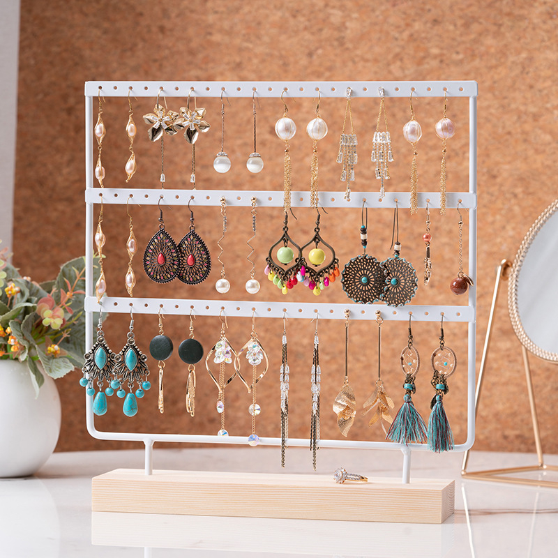 Trisluoksniai kaltiniai geležiniai auskarai, demonstraciniai rekvizitai, papuošalų demonstravimo lentyna, demonstraciniai auskarai, papuošalai, papuošalų lentyna, tarpvalstybiniai