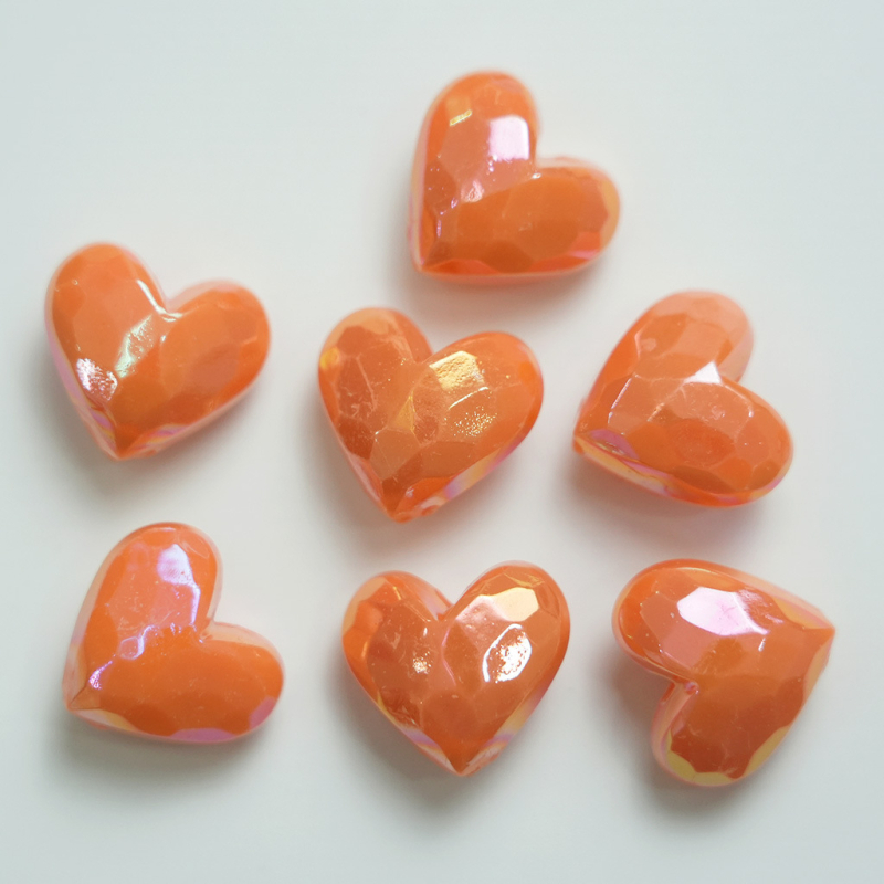 Lausvärviga kaetud AB Macaron lõigatud armastuse isetegemise mobiiltelefoni keti helmestega aksessuaarid sirge auguga virsiku südame materjal hulgimüük