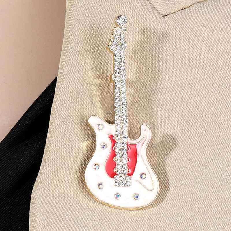 Korejiešu stila karsti pārdots populārs mūzikas instruments korsāžas pilināmā eļļas ģitāras piespraude modes universāla apģērba piespraude apkakles piespraude