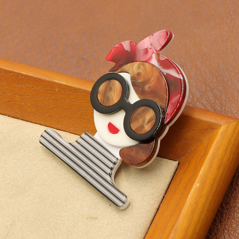 Akrila meiteņu piespraude ar svītrainām drēbēm, moderna pārrobežu piegāde, daudzpusīga jauna piespraudes nišas korsāža