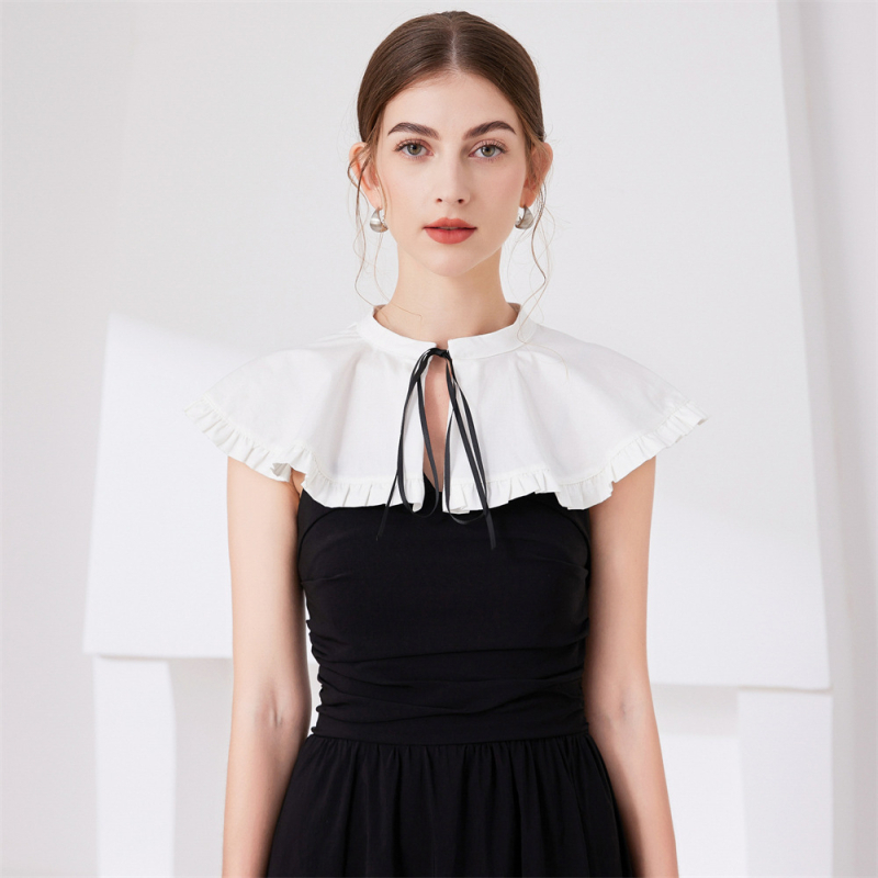 „Aliexpress“ geriausiai parduodama tarpvalstybinė kaspino formos balta skara su raukiniais ir universaliu sijonu bei netikra apykakle.