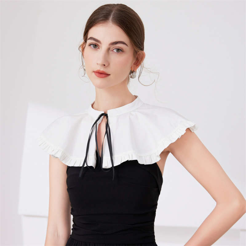 „Aliexpress“ geriausiai parduodama tarpvalstybinė kaspino formos balta skara su raukiniais ir universaliu sijonu bei netikra apykakle.