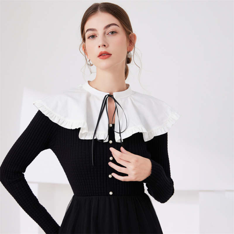 „Aliexpress“ geriausiai parduodama tarpvalstybinė kaspino formos balta skara su raukiniais ir universaliu sijonu bei netikra apykakle.