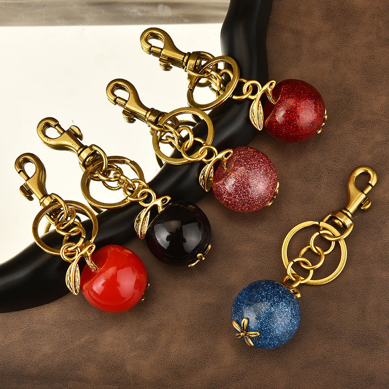 Új európai és amerikai gyémántokkal kirakott eper medálos fém kulcstartó, háromdimenziós gyümölcstasak kulcstartó, kis ajándék, nagykereskedelem