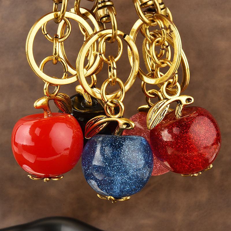 Új európai és amerikai gyémántokkal kirakott eper medálos fém kulcstartó, háromdimenziós gyümölcstasak kulcstartó, kis ajándék, nagykereskedelem