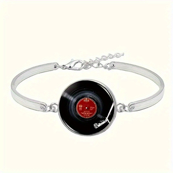 Nelja lihtsa ja stiilse ehtekomplekti, vinüülplaadi ripatsiga kaelakee, sobivate kõrvarõngaste ja käevõruga