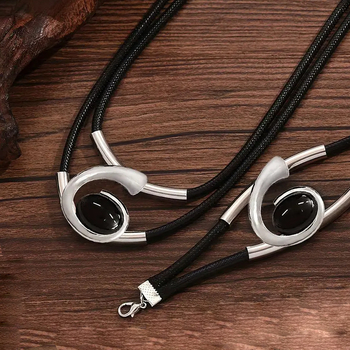 Boheemlaslikus stiilis kuldne ja must akrüülist vääriskividega ehteülikonna ja naiste kaelakee käevõru kombinatsioon