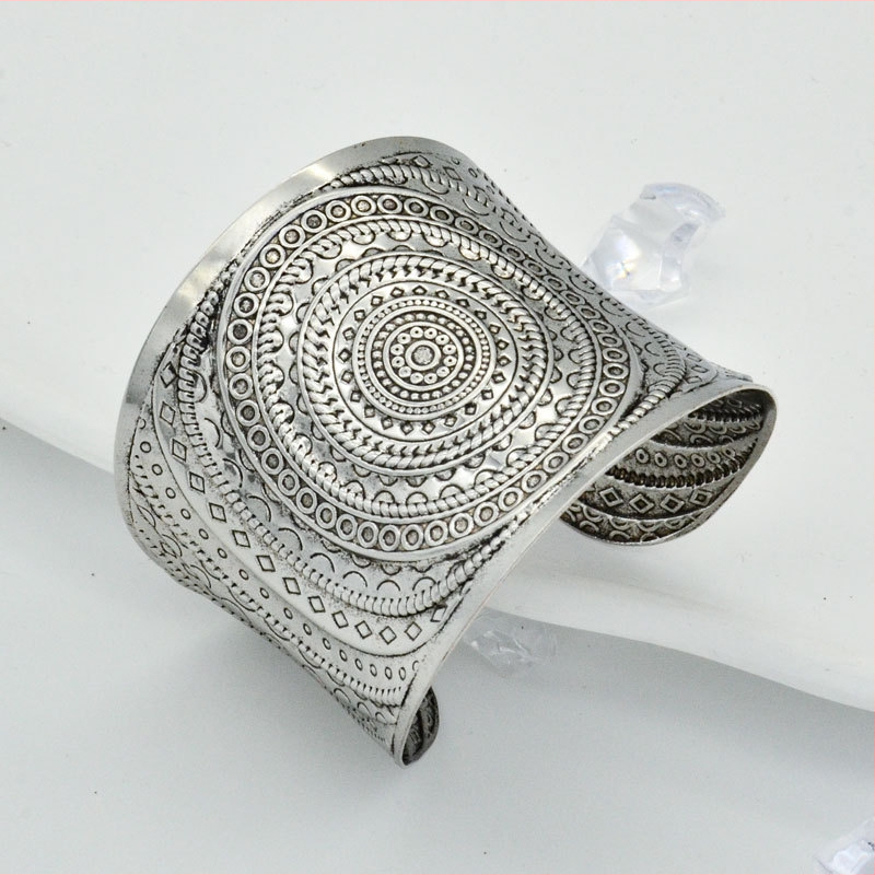 Užsienio prekyba, tarpvalstybinė „Amazon“ didmeninė prekyba retro aukso ir sidabro metalinėmis atviromis apyrankėmis, perdėtai suasmenintomis podiumo papuošalais