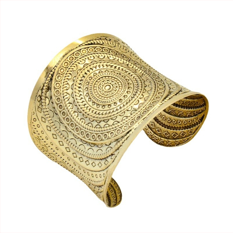 Užsienio prekyba, tarpvalstybinė „Amazon“ didmeninė prekyba retro aukso ir sidabro metalinėmis atviromis apyrankėmis, perdėtai suasmenintomis podiumo papuošalais