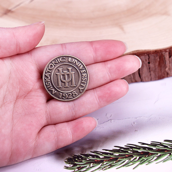 Μεταλλικό σήμα του Πανεπιστημίου Miscatonic, καρφίτσα με τον μύθο του Κθούλου